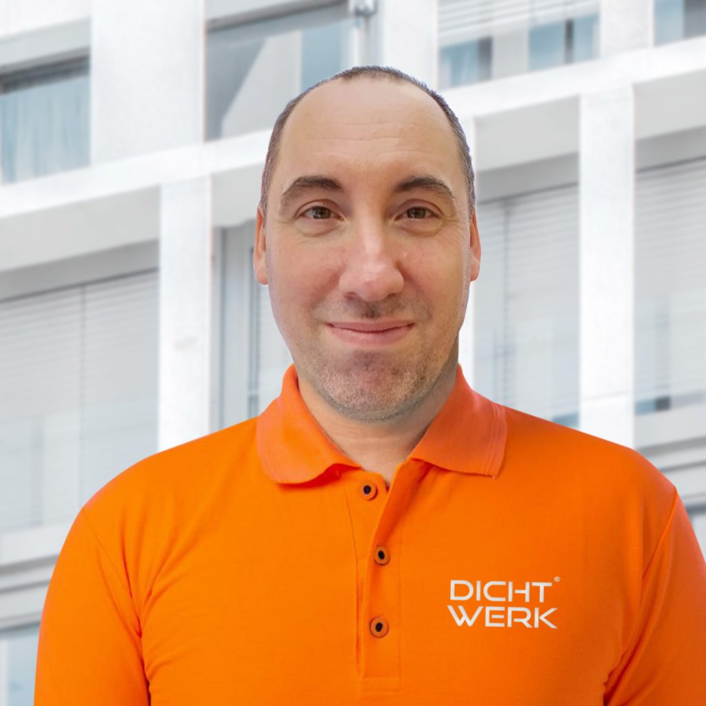 Marcus Knittel, Inhaber von DICHTWERK Neubrandenburg, im orangefarbenen Firmen-Polo